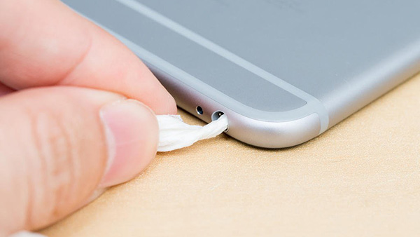 iphone手机掉水里照片怎么弄回来,手机iphone掉河里了正确处理方法