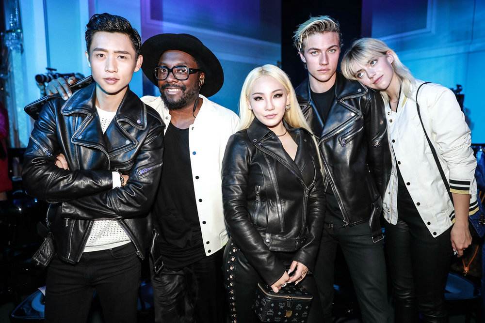 气场不够？别担心，黑色皮衣来补救！