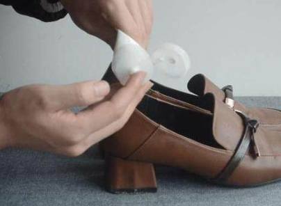 鞋子的两侧挤脚最有效最快的办法,如何让鞋子不挤脚小妙招