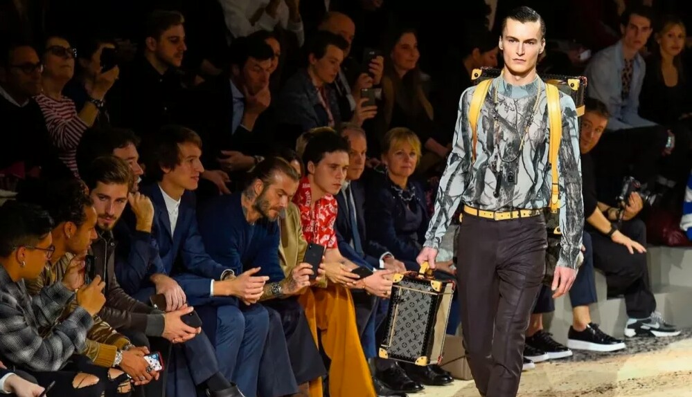 巴黎内马尔首秀,内马尔登陆巴黎穿西装