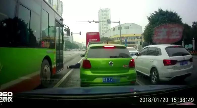 电动车撞到人逃跑算不算肇事逃逸,开电动车撞到人因惊吓逃逸