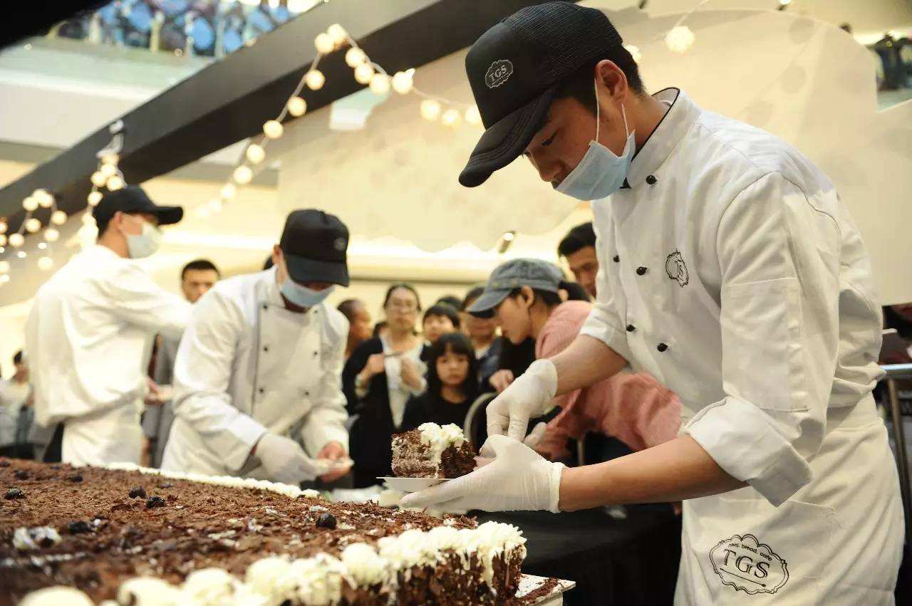 世界最大蛋糕图,最大的黑森林蛋糕