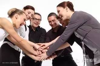 第35期图说：检察官“男神”----足球场上的英姿