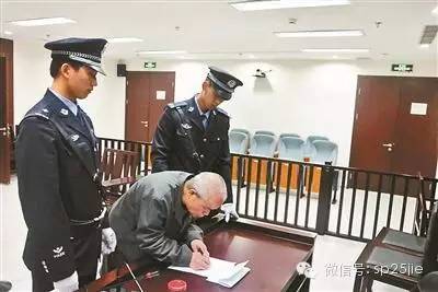 在国外海关东西被扣,华人回国被海关扣下