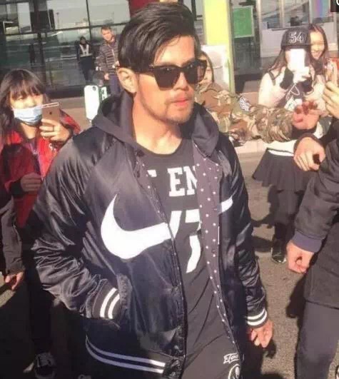 周杰伦发福照片网友求别喝奶茶,周杰伦喝奶茶变胖了