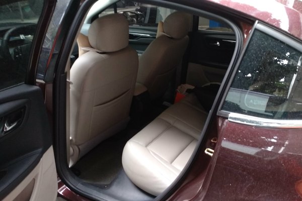 雪铁龙红色内饰,雪铁龙世嘉红色轿车