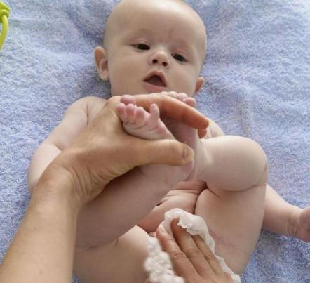 小孩子总是浑身尿骚味,尿骚味重用什么偏方洗屁股