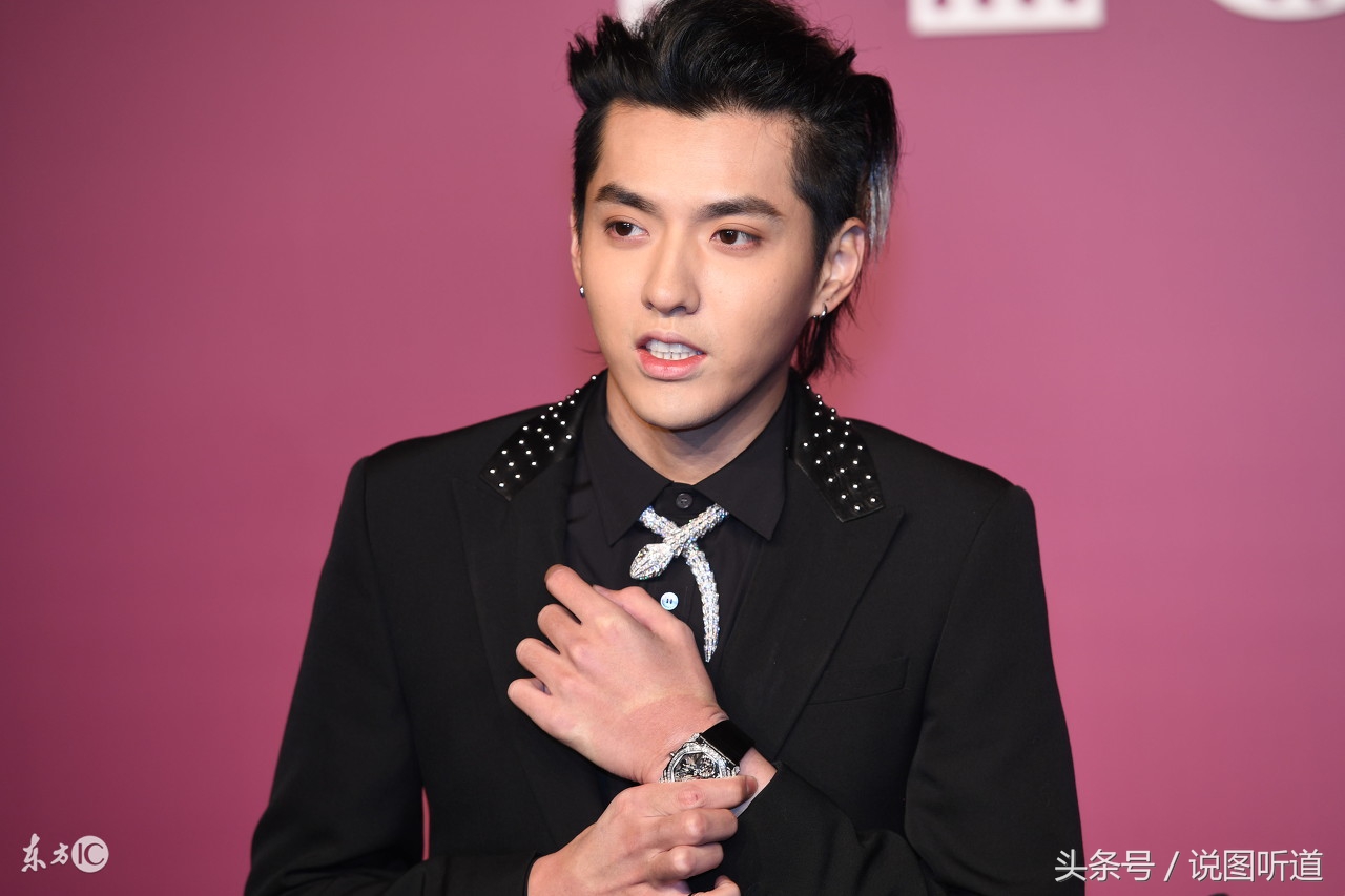 摄影师抢了英国首相嘴里的香烟，抢完还没跑