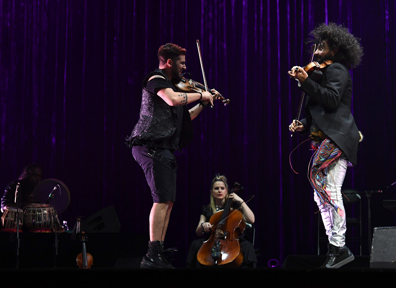 组图“琴魔”艾拉马立肯疯狂炫酷拉！拉！拉！跑跳跪走样样有