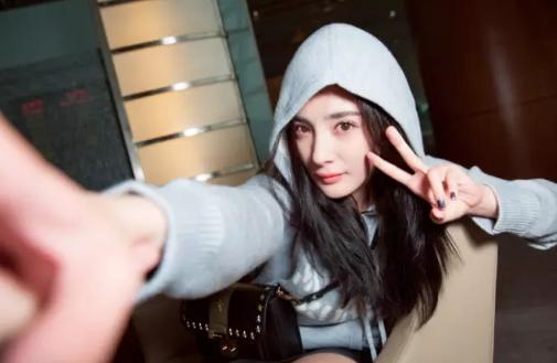 杨幂背过mk的哪款包,mk杨幂同款包深灰好看吗