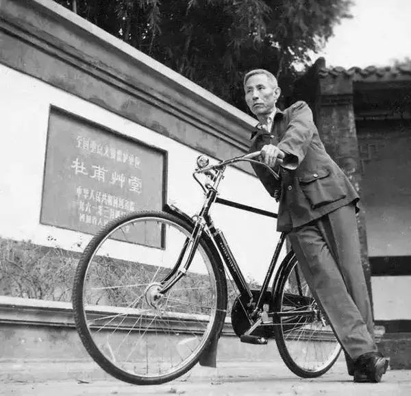 那时候妈妈坐在缝纫机前做针线活咔嗒咔嗒的声音可好听了六零芳华