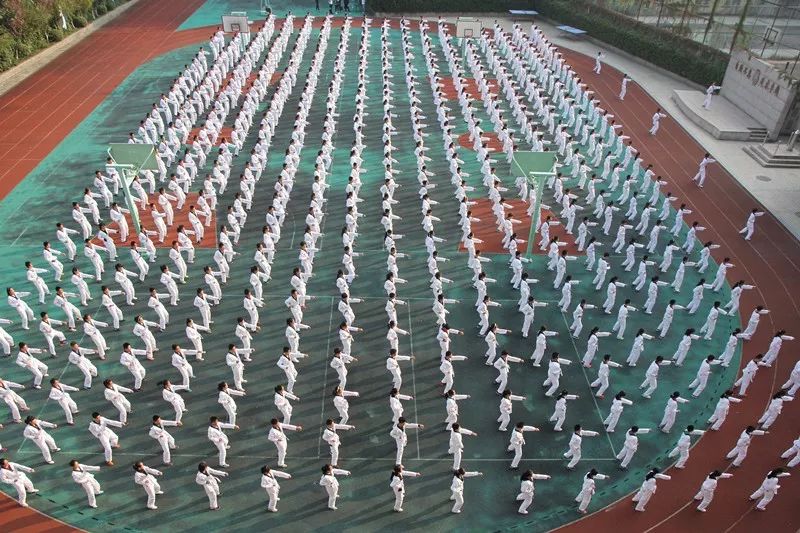 南京这所中学500元建校，出了2位世界冠军，最擅长的却是买买