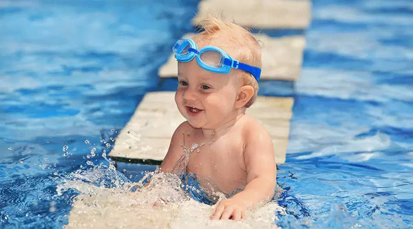 耳朵进水用棉签弄过有血丝,防止宝宝耳朵进水小妙招