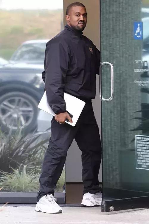 耐克大战侃爷领衔的阿迪，老爹鞋你选哪一双？