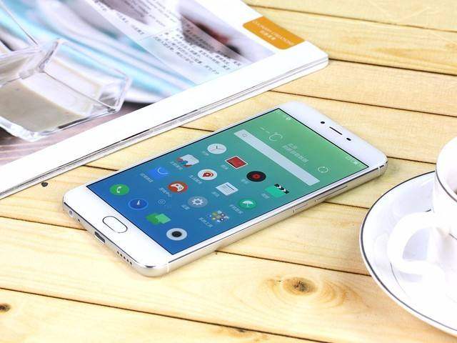 5.5英寸+双面玻璃+18W快充,从1699跌至899,被清仓的千元旗舰?