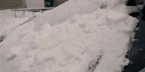 车子下雪冻住了怎么处理,爱车各个位置被冻住应该如何解冻