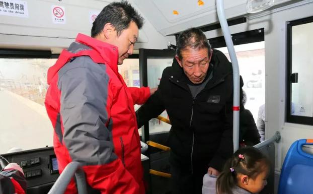 最新小型纯电动公交车,新能源电动公交车起步平顺