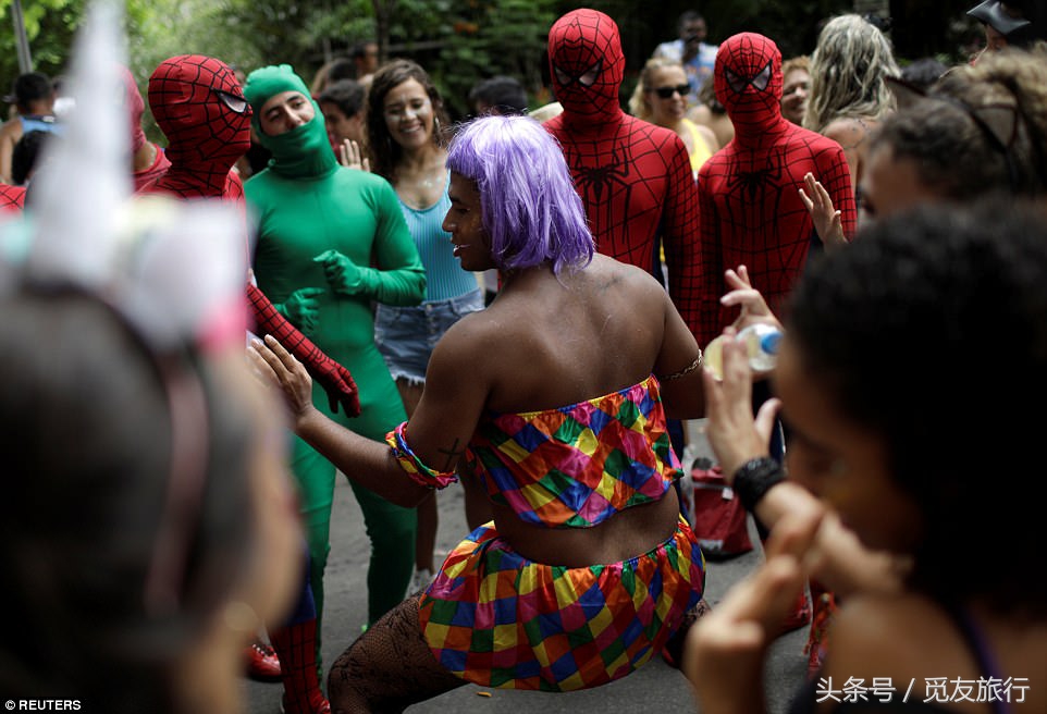巴西的狂欢者们脱下衣服尬舞，只为下个月的狂欢节热身