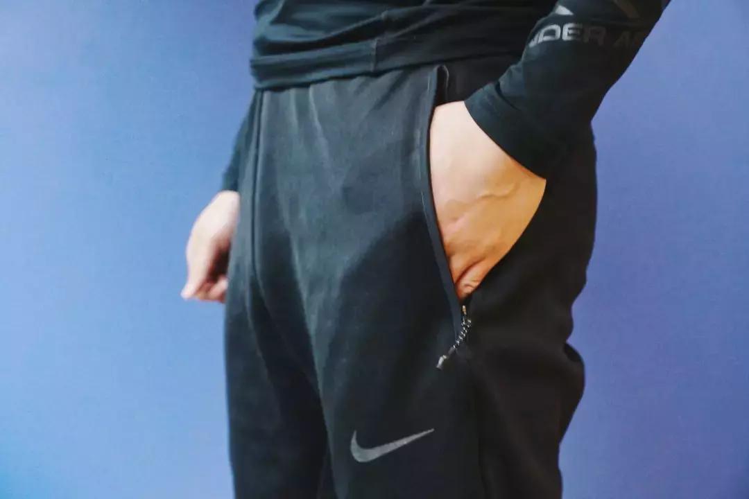 我们穿着Nike这套超保暖运动服,下雪天出门跑了三圈