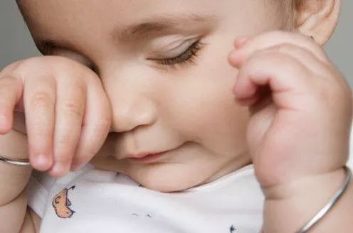 孩子缺乏安全感的表现和解决办法,孩子比较缺乏安全感怎么办