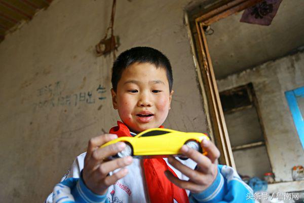 家境贫寒从小没过玩具9岁男孩自己做玩具成“发明家”