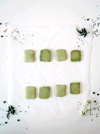 吃巧克力马卡龙冰淇淋三明治,哈根达斯牛奶太妃三明治冰淇淋