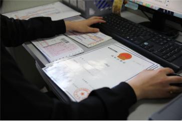 超级搞笑GUCCI警告丧葬店纸糊手袋也侵权