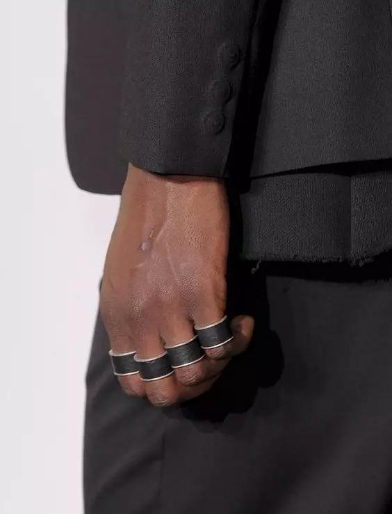 低调又奢华,那些耀于指尖上的时尚魔戒|MAGIC