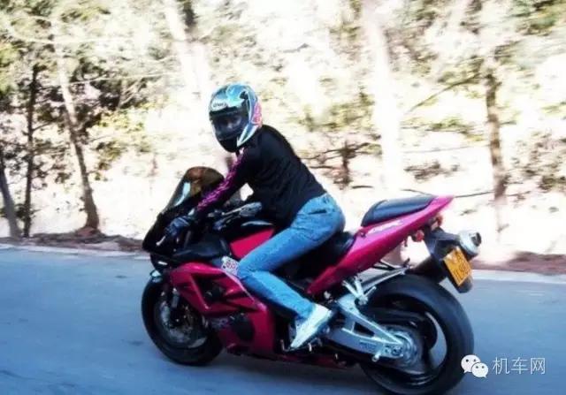 她，身为一名聋哑人，却在男性主宰的摩托世界里活得有声有色