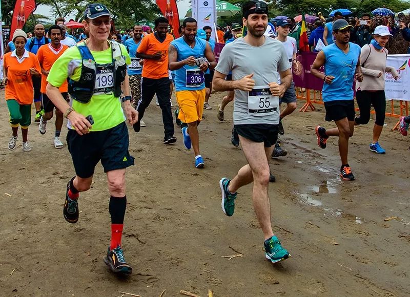 小脚趾甲黑了怎么回事,小脚趾甲黑是怎么回事