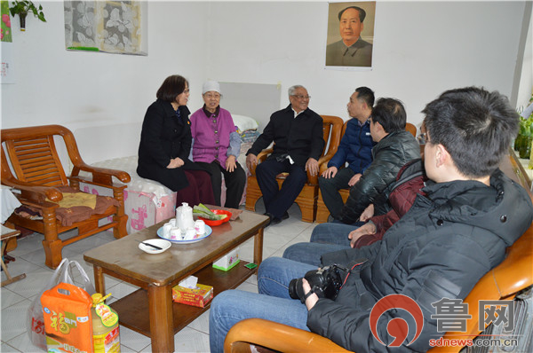 社区服务暖人心居民锦旗来致谢,社区为民办实事居民感激送锦旗