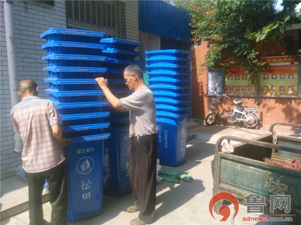 社区服务暖人心居民锦旗来致谢,社区为民办实事居民感激送锦旗