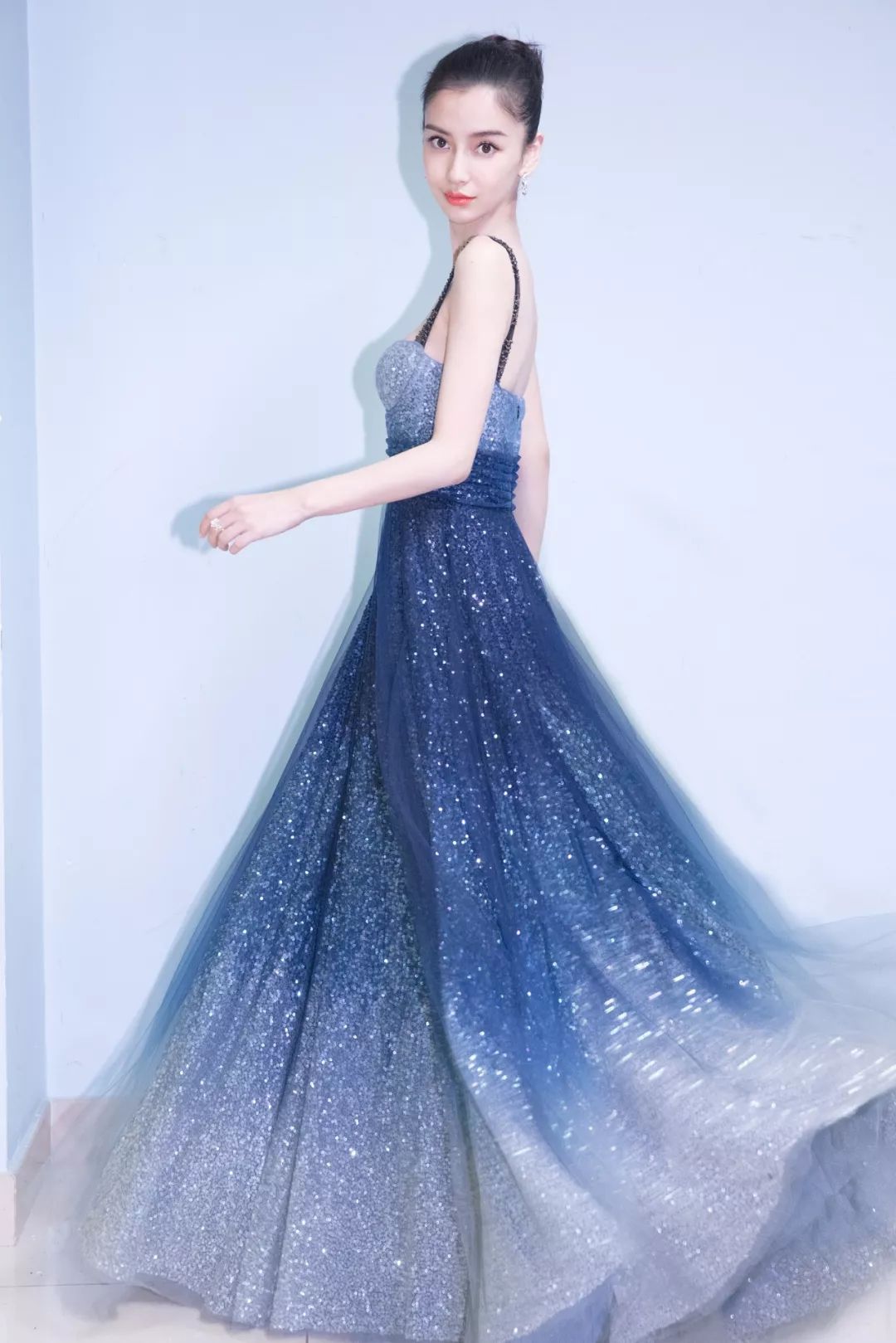 岁末趴体有点多，我该穿什么碾压全场？