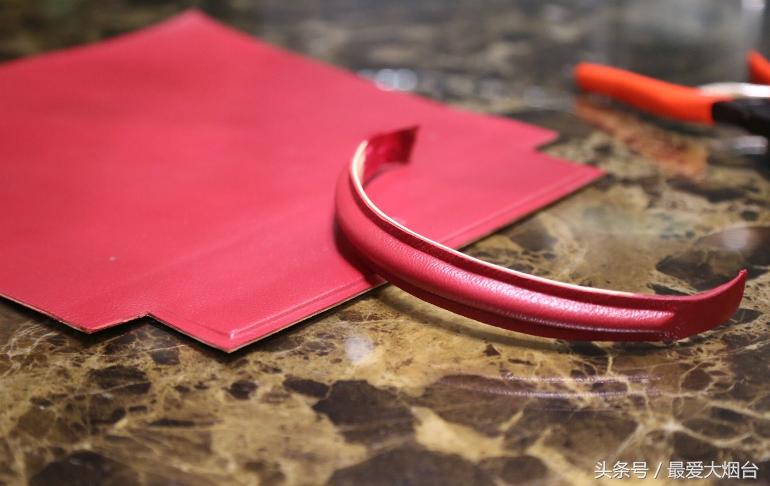 男子自制奢侈品送老婆,男子送老婆万元包包