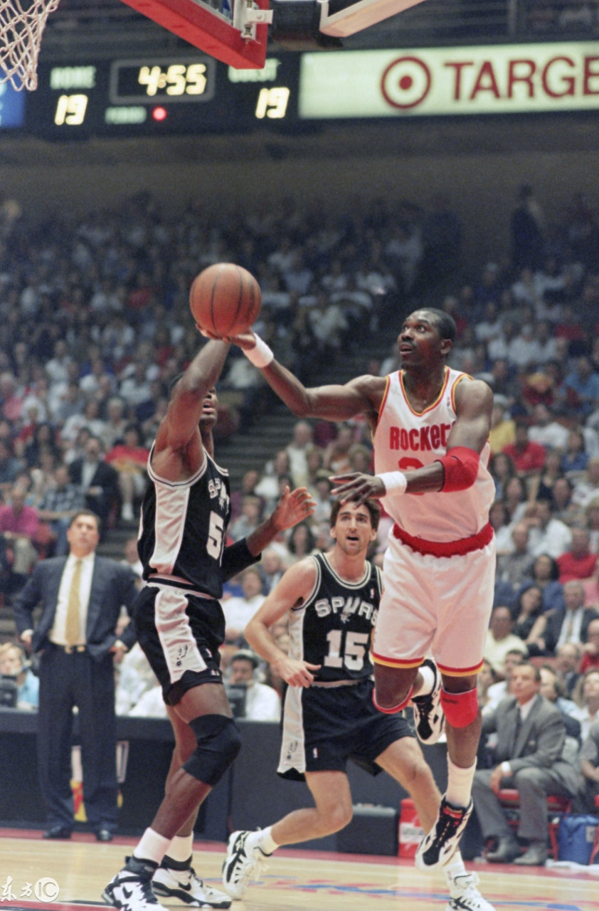 大梦奥拉朱旺的篮下脚步,大梦奥拉朱旺几几年退役