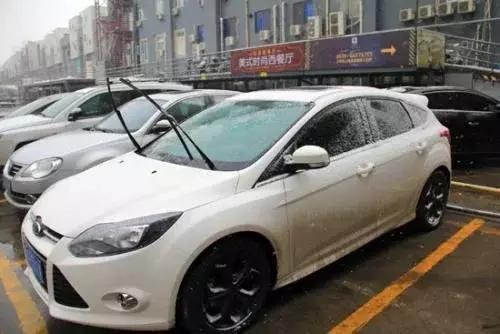 雨夹雪车被冻住了怎么办,雨雪天气怎么预防车被冻住