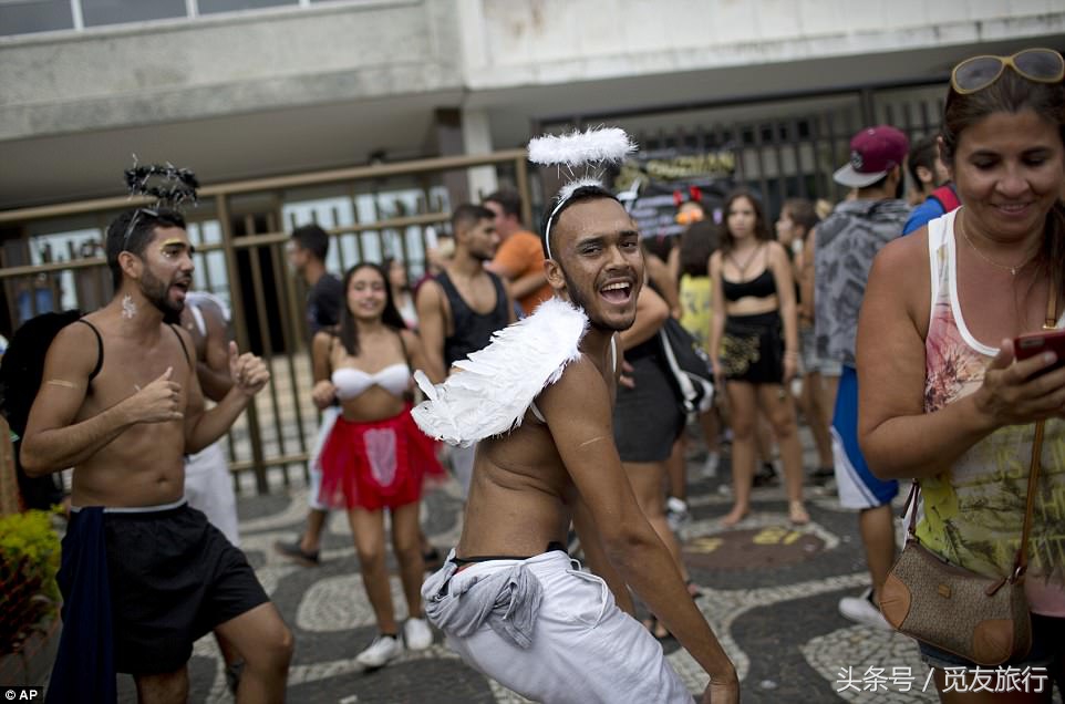 巴西的狂欢者们脱下衣服尬舞，只为下个月的狂欢节热身