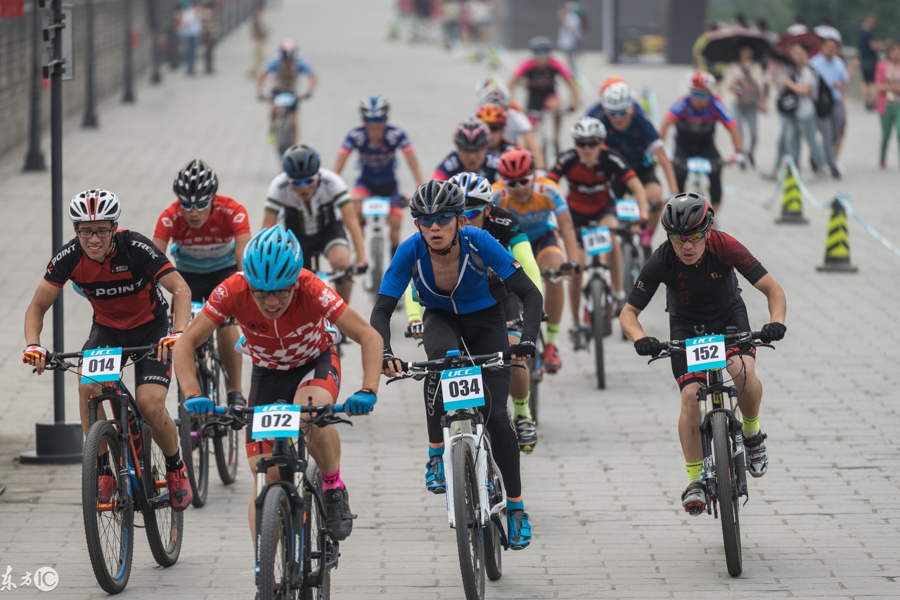 比赛中胸前佩戴的编号,参赛运动员