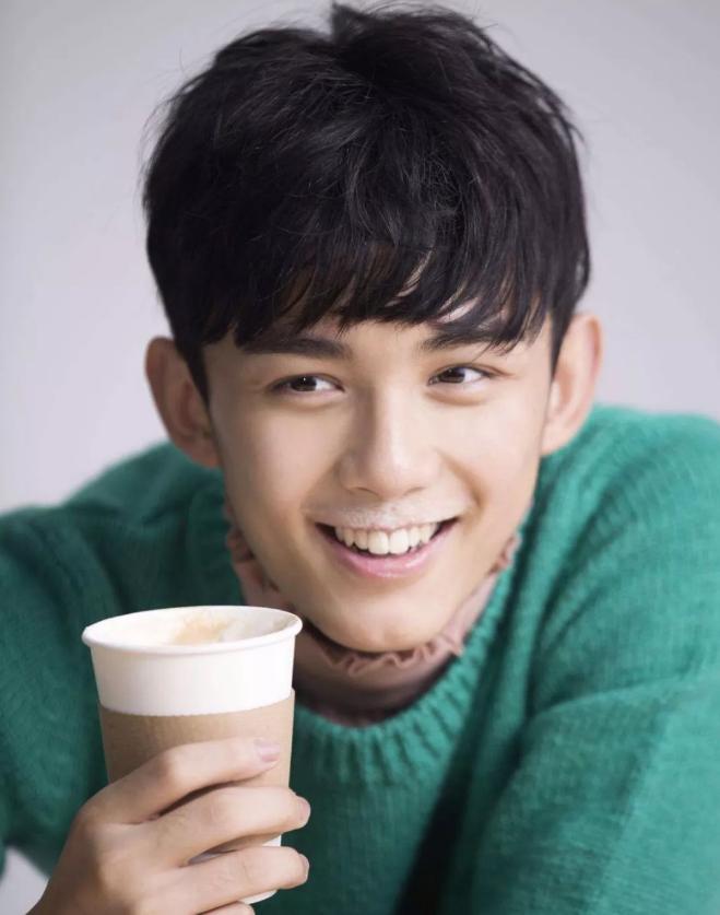 小编已沉迷于“养成系”了，TFboys吴磊刘昊然迪迪们露额头的照片