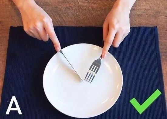吃西餐刀叉怎么用显优雅的视频,西餐刀叉的正确使用拿法漫画