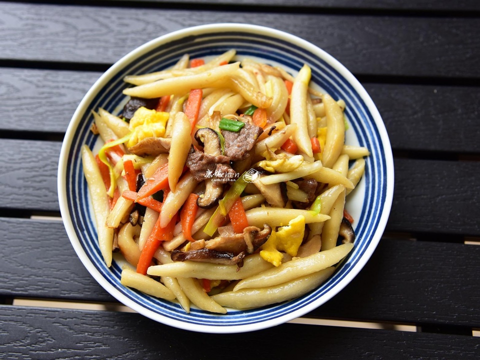 它吃着有弹性，可很多人没吃过，这样炒，营养好吃，端上桌抢着吃