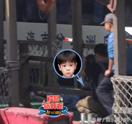 爸5最新路透！嗯哼摔了狗吃屎，小泡芙差点出意外，还好有邓伦！