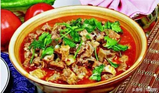 他的羊场是农业部认定的无公害畜产品生产基地，一年收益300万！