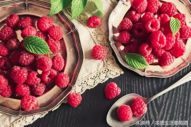 葡萄酒里面有哪些水果,喝葡萄酒前一定要知道的那些事