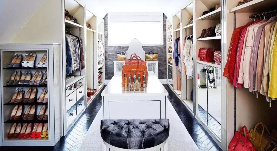 衣帽间比商场还大的亿万富豪，竟然跟我用同款？