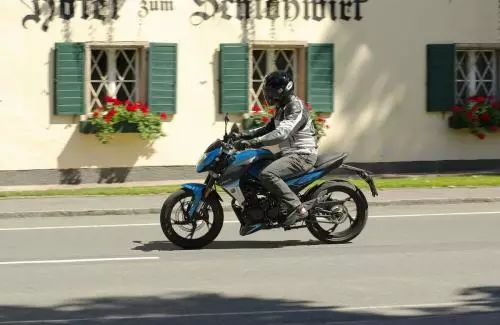 唯一能被骑上长安街的摩托车！外形犹如机械战警，还带运动模式！