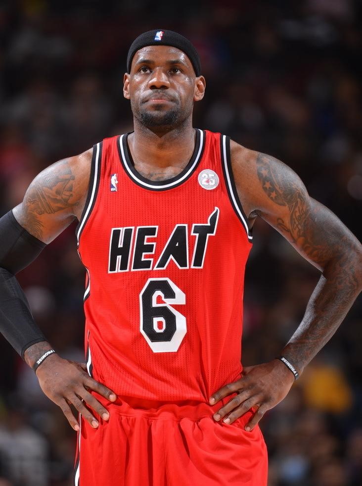 科比穿24号的原因,科比退役球衣乔丹