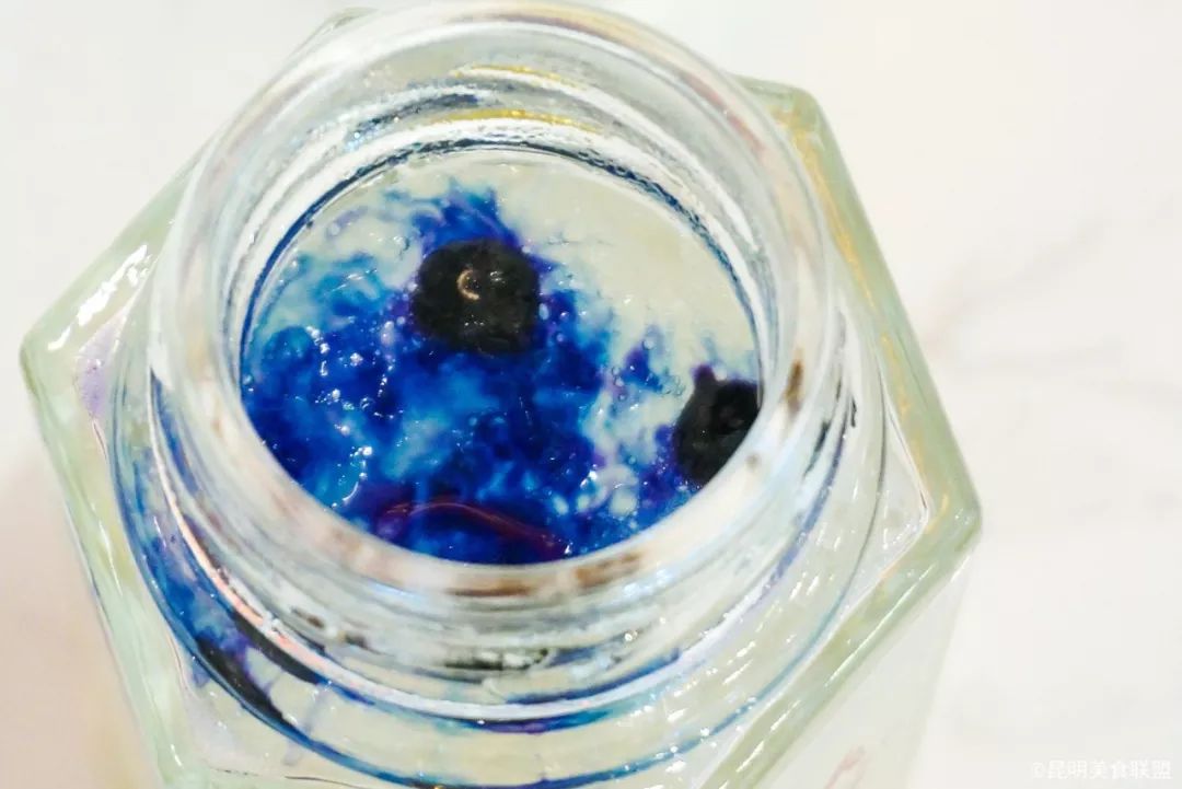 在我家昆明楼下吃碗星空燕窝，10分钟被搭讪了30次！