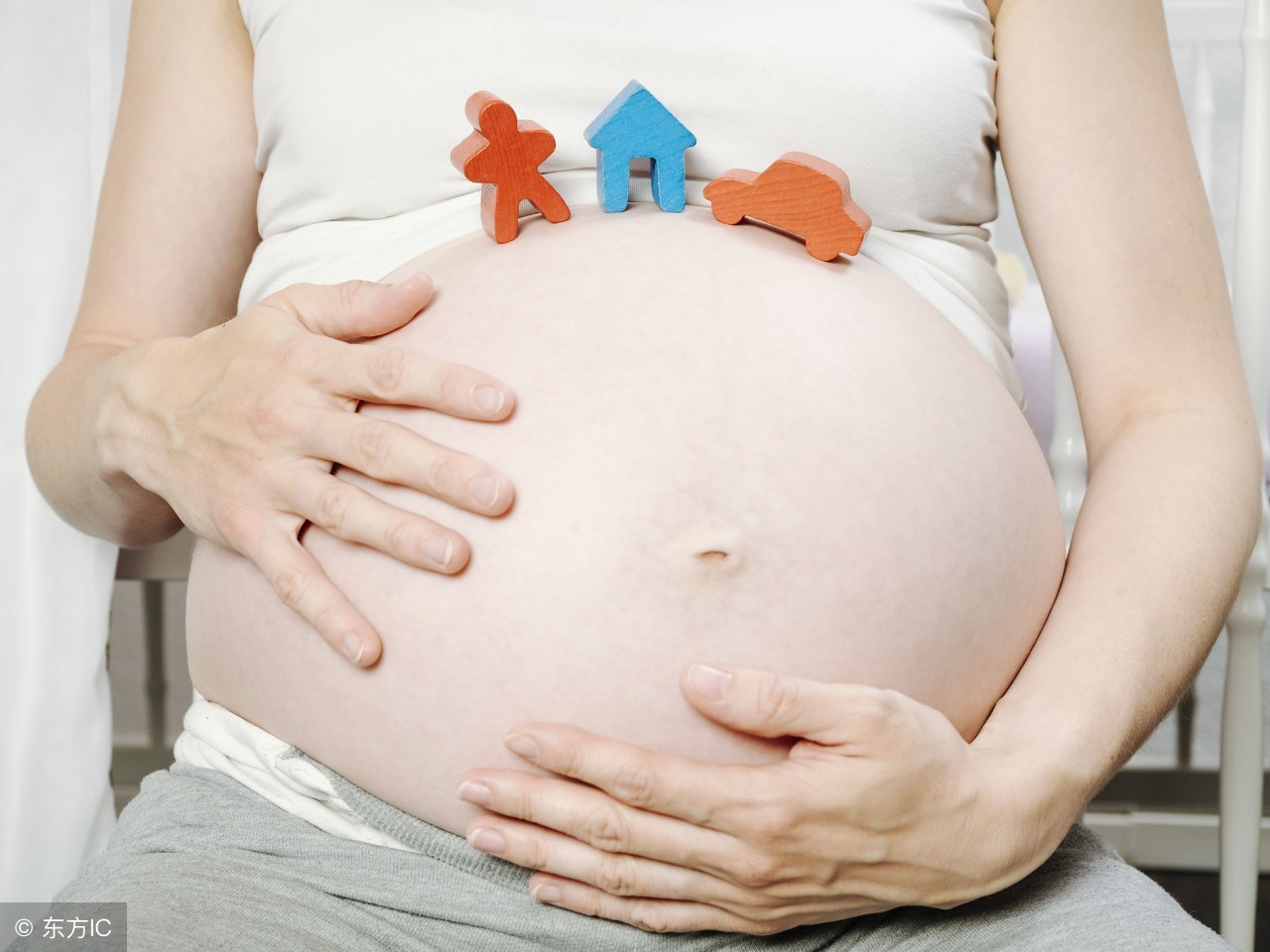 孕妇不知临产征兆，小心在马路上紧急生产