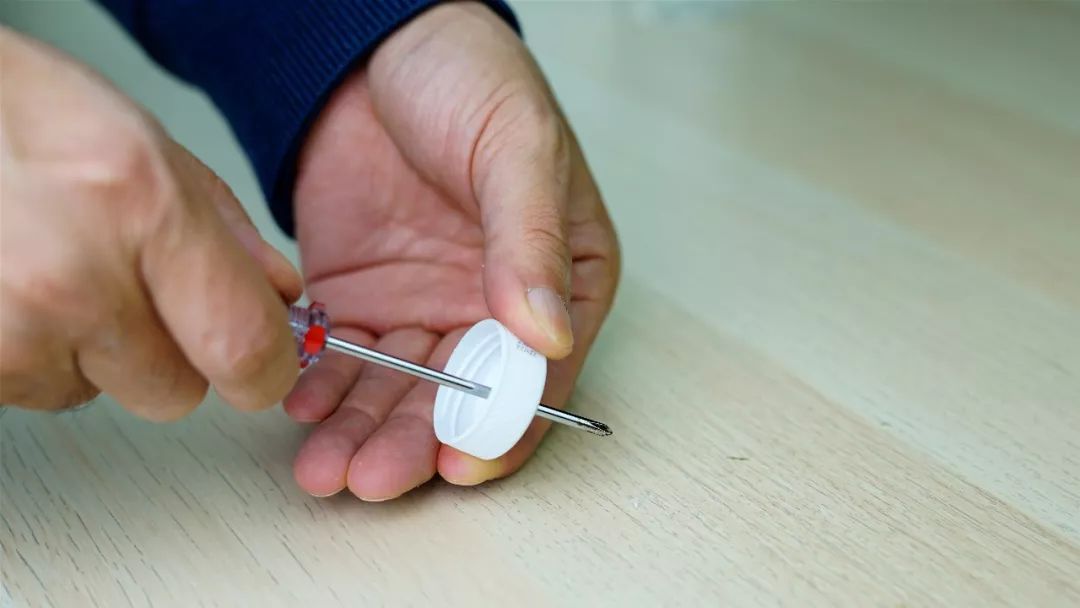 用吸管和矿泉水瓶做的实验喷泉,水从低处往高处流装置